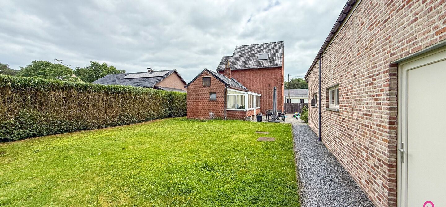 Ruime gezinswoning met vergunde garage van 125 m&sup2; op toplocatie in Koersel

Op een boogscheut van het groene karakter van Koersel en het geliefde Koersel Kapelleke vinden we deze verrassend ruime woning terug op een perceel van maar liefst 10 are. Dankzi