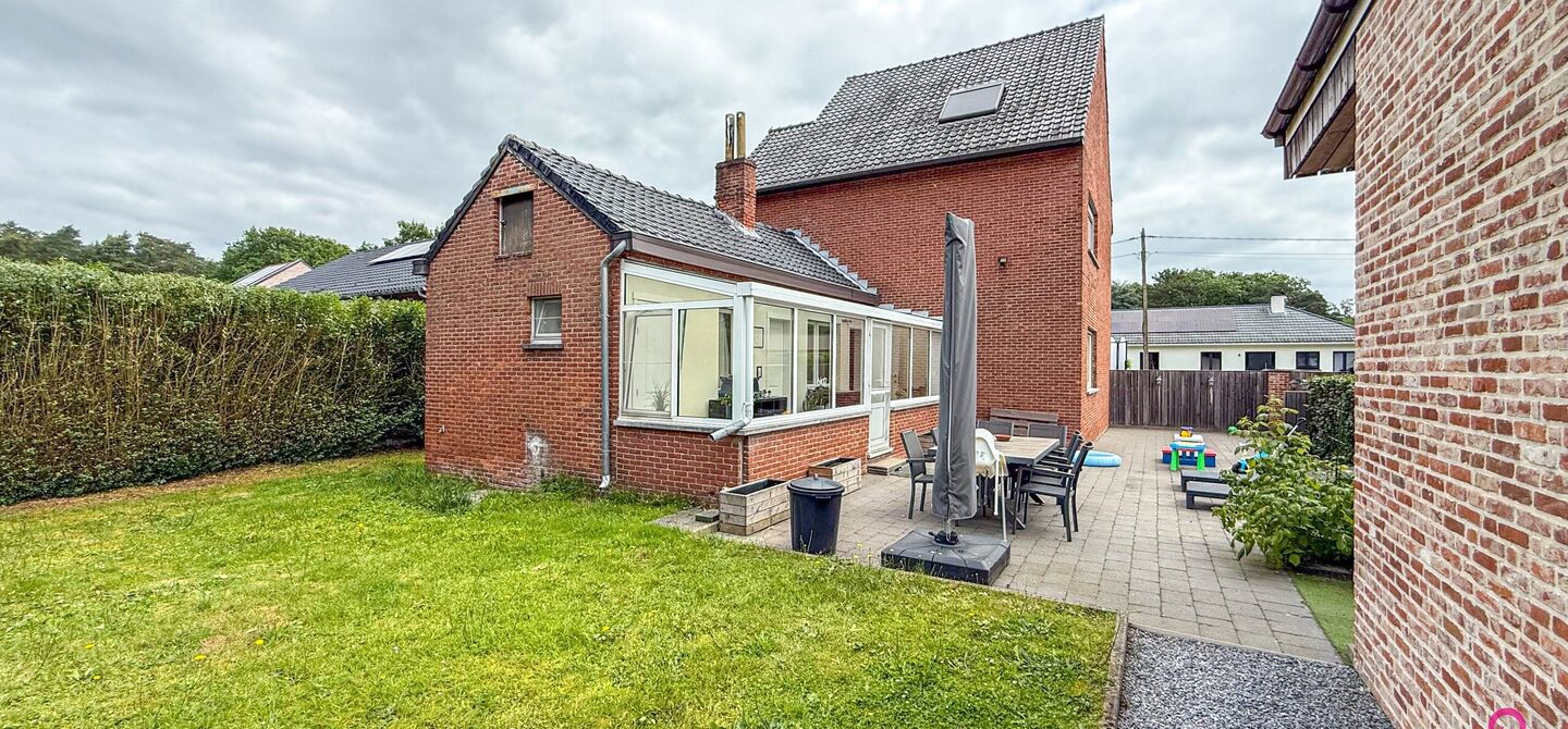 Ruime gezinswoning met vergunde garage van 125 m&sup2; op toplocatie in Koersel

Op een boogscheut van het groene karakter van Koersel en het geliefde Koersel Kapelleke vinden we deze verrassend ruime woning terug op een perceel van maar liefst 10 are. Dankzi