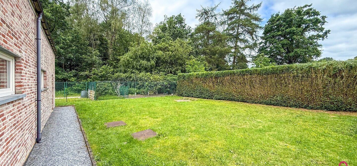 Ruime gezinswoning met vergunde garage van 125 m&sup2; op toplocatie in Koersel

Op een boogscheut van het groene karakter van Koersel en het geliefde Koersel Kapelleke vinden we deze verrassend ruime woning terug op een perceel van maar liefst 10 are. Dankzi