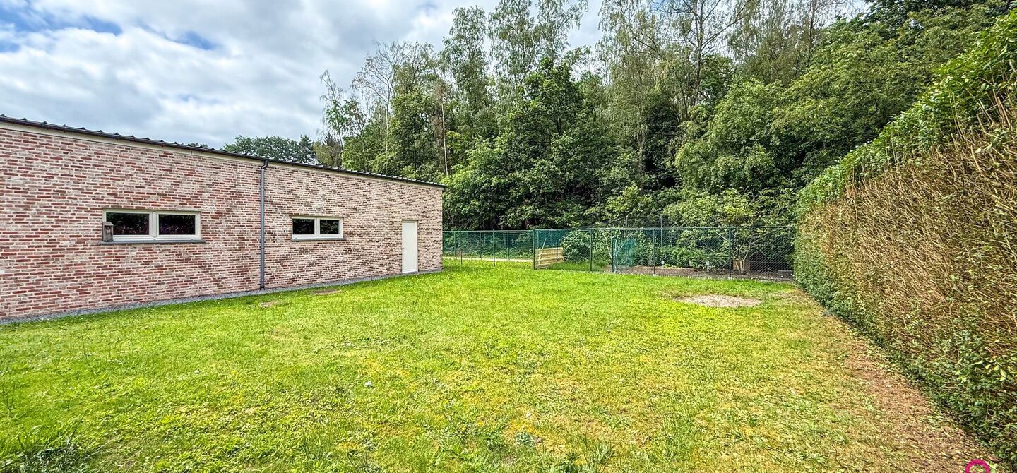 Ruime gezinswoning met vergunde garage van 125 m&sup2; op toplocatie in Koersel

Op een boogscheut van het groene karakter van Koersel en het geliefde Koersel Kapelleke vinden we deze verrassend ruime woning terug op een perceel van maar liefst 10 are. Dankzi