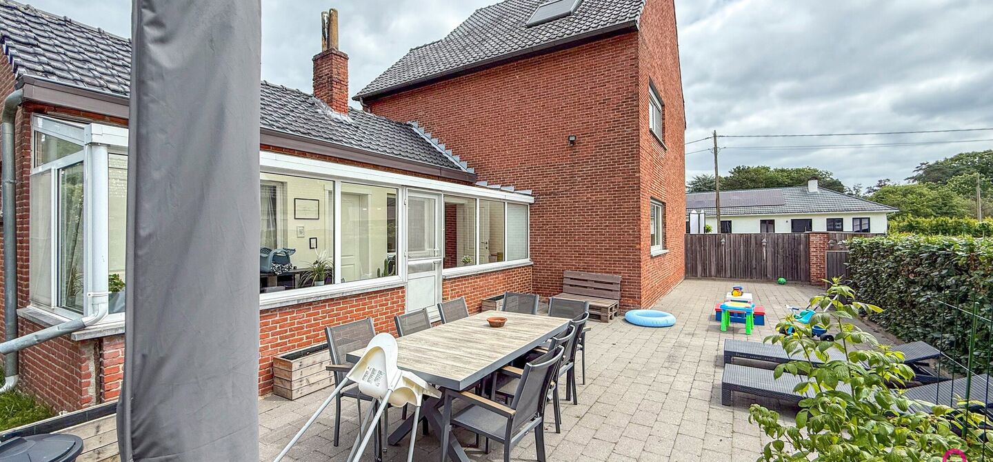 Ruime gezinswoning met vergunde garage van 125 m&sup2; op toplocatie in Koersel

Op een boogscheut van het groene karakter van Koersel en het geliefde Koersel Kapelleke vinden we deze verrassend ruime woning terug op een perceel van maar liefst 10 are. Dankzi