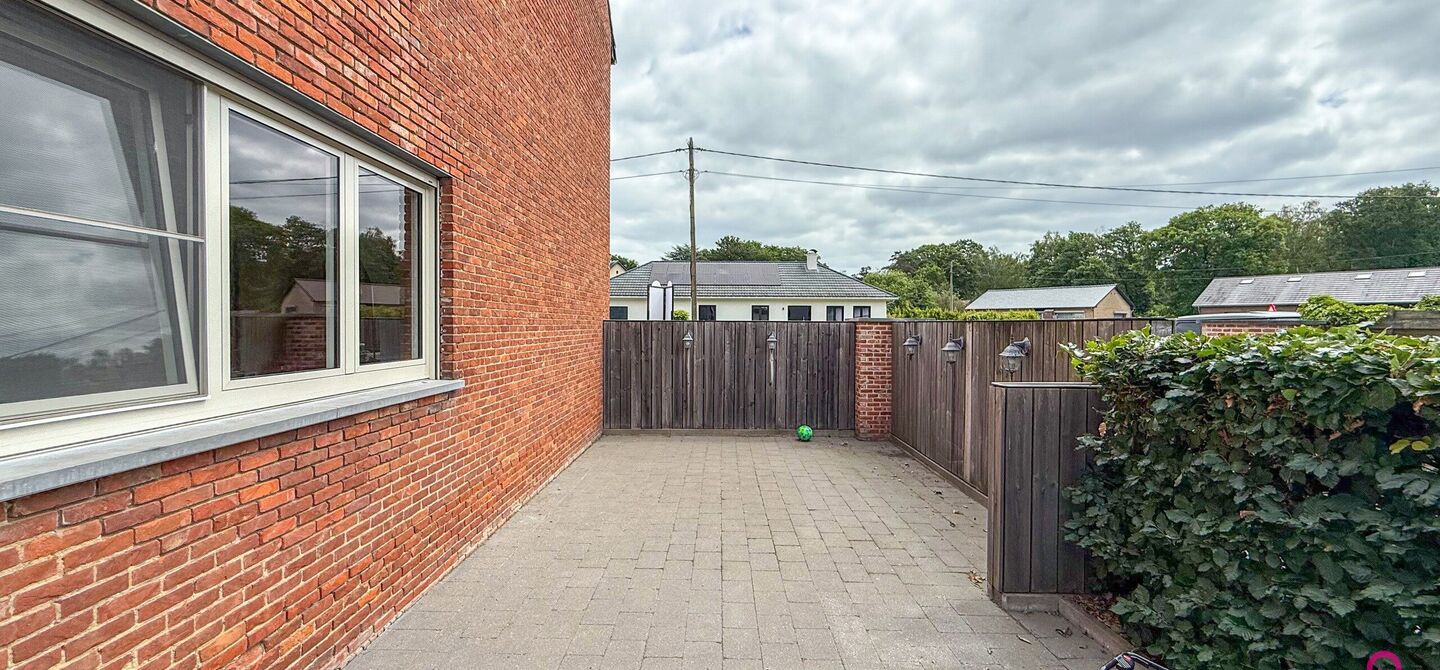 Ruime gezinswoning met vergunde garage van 125 m&sup2; op toplocatie in Koersel

Op een boogscheut van het groene karakter van Koersel en het geliefde Koersel Kapelleke vinden we deze verrassend ruime woning terug op een perceel van maar liefst 10 are. Dankzi