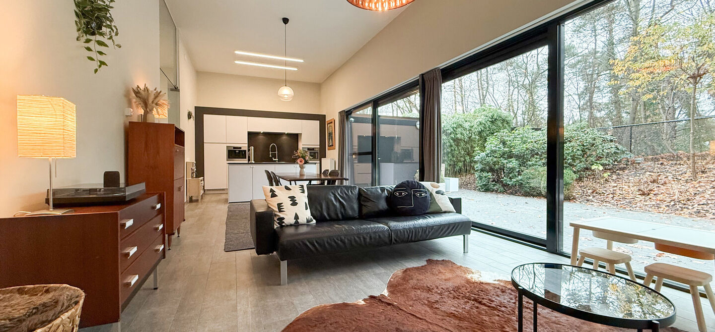 Opendeurdag zaterdag 04/07 tussen 10u-12u!

Bij ImmoFusion 7/7 &ldquo;open huis&rdquo; : klik op onze 3D-TOUR.
Ervaar vastgoed alsof je er zelf doorloopt!



Stap binnen in deze indrukwekkende halfopen bebouwing, quasi nieuw, gelegen in een rustige woonwijk van B