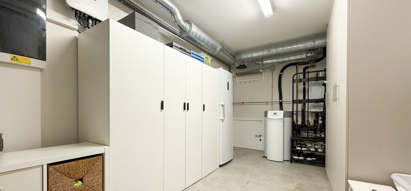 Opendeurdag zaterdag 04/07 tussen 10u-12u!

Bij ImmoFusion 7/7 &ldquo;open huis&rdquo; : klik op onze 3D-TOUR.
Ervaar vastgoed alsof je er zelf doorloopt!



Stap binnen in deze indrukwekkende halfopen bebouwing, quasi nieuw, gelegen in een rustige woonwijk van B