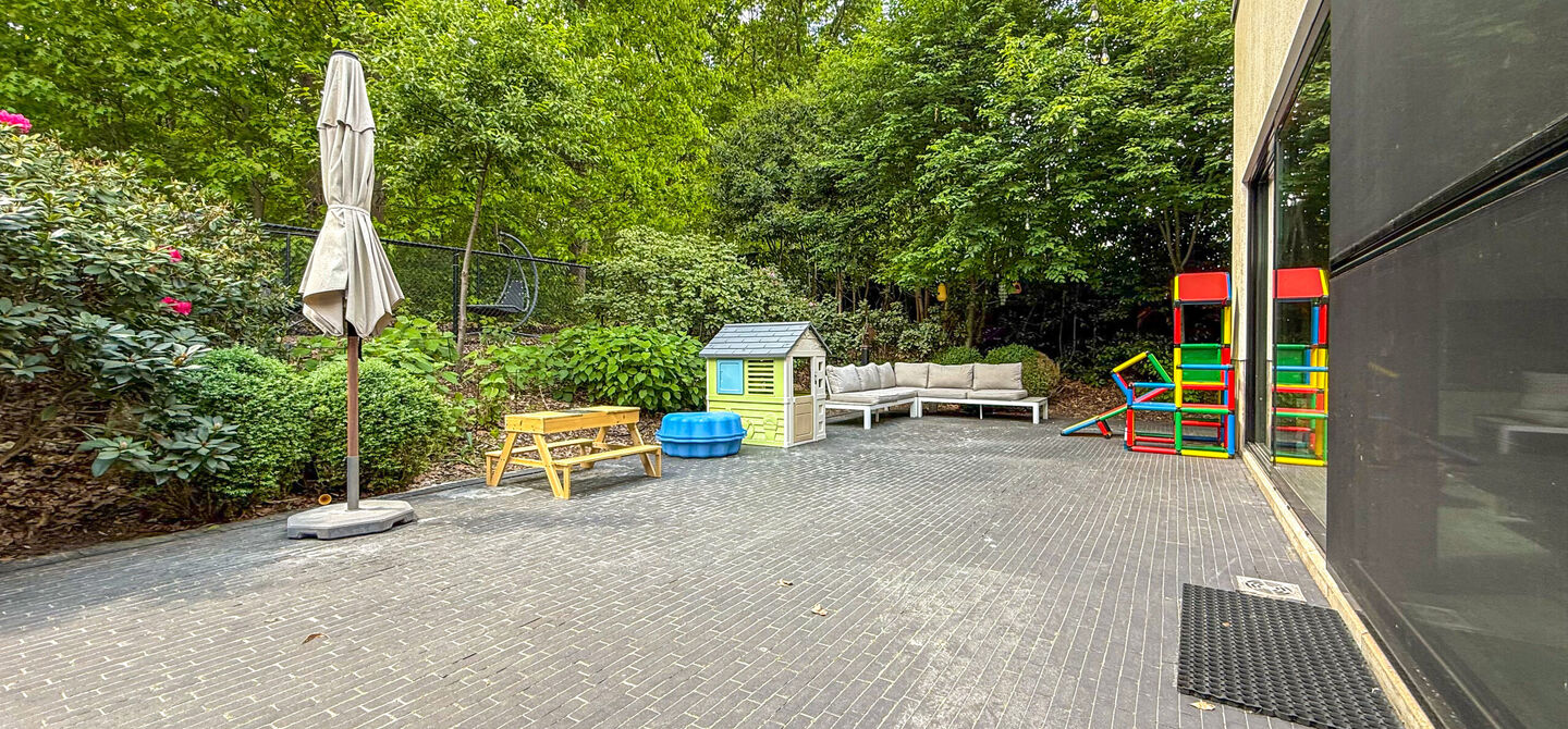 Opendeurdag zaterdag 04/07 tussen 10u-12u!

Bij ImmoFusion 7/7 &ldquo;open huis&rdquo; : klik op onze 3D-TOUR.
Ervaar vastgoed alsof je er zelf doorloopt!



Stap binnen in deze indrukwekkende halfopen bebouwing, quasi nieuw, gelegen in een rustige woonwijk van B