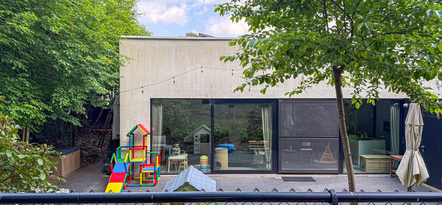 Opendeurdag zaterdag 04/07 tussen 10u-12u!

Bij ImmoFusion 7/7 &ldquo;open huis&rdquo; : klik op onze 3D-TOUR.
Ervaar vastgoed alsof je er zelf doorloopt!



Stap binnen in deze indrukwekkende halfopen bebouwing, quasi nieuw, gelegen in een rustige woonwijk van B