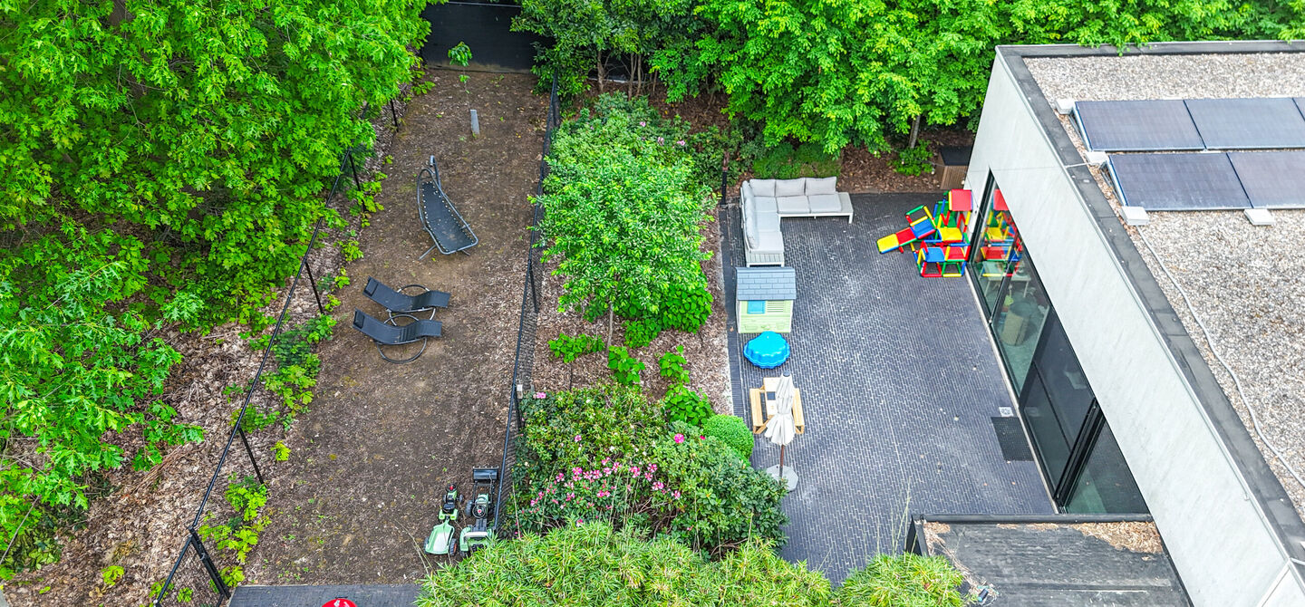 Opendeurdag zaterdag 04/07 tussen 10u-12u!

Bij ImmoFusion 7/7 &ldquo;open huis&rdquo; : klik op onze 3D-TOUR.
Ervaar vastgoed alsof je er zelf doorloopt!



Stap binnen in deze indrukwekkende halfopen bebouwing, quasi nieuw, gelegen in een rustige woonwijk van B