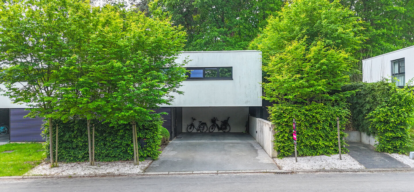 Opendeurdag zaterdag 04/07 tussen 10u-12u!

Bij ImmoFusion 7/7 &ldquo;open huis&rdquo; : klik op onze 3D-TOUR.
Ervaar vastgoed alsof je er zelf doorloopt!



Stap binnen in deze indrukwekkende halfopen bebouwing, quasi nieuw, gelegen in een rustige woonwijk van B