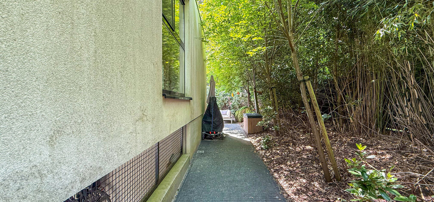 Opendeurdag zaterdag 04/07 tussen 10u-12u!

Bij ImmoFusion 7/7 &ldquo;open huis&rdquo; : klik op onze 3D-TOUR.
Ervaar vastgoed alsof je er zelf doorloopt!



Stap binnen in deze indrukwekkende halfopen bebouwing, quasi nieuw, gelegen in een rustige woonwijk van B