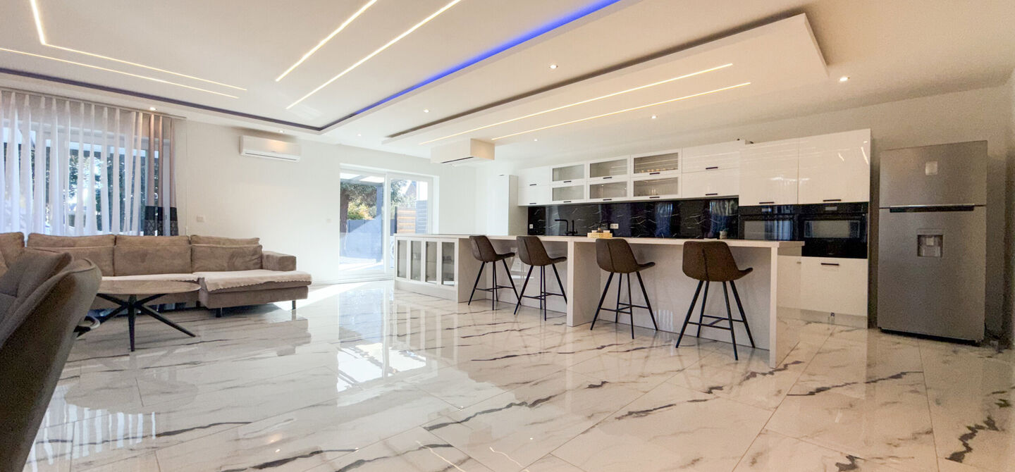 Bij ImmoFusion 7/7 “open huis”: klik op onze 3D-TOUR.
Ervaar vastgoed alsof je er zelf doorloopt!
Ontdek deze indrukwekkende open bebouwing in de Tervantstraat 198 te Paal, een woning die in 2025 een volledige transformatie kreeg en vandaag bijna als