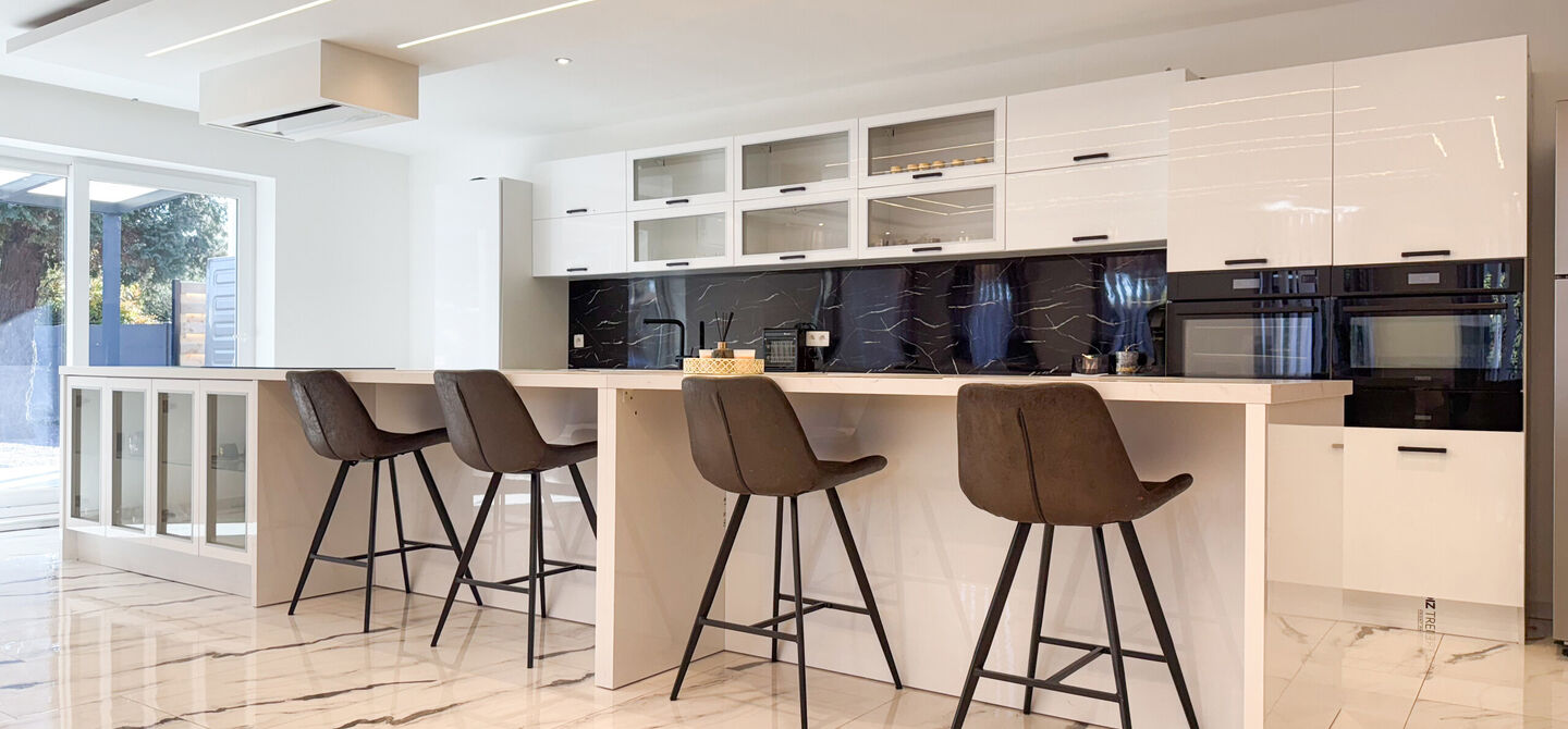 Bij ImmoFusion 7/7 “open huis”: klik op onze 3D-TOUR.
Ervaar vastgoed alsof je er zelf doorloopt!
Ontdek deze indrukwekkende open bebouwing in de Tervantstraat 198 te Paal, een woning die in 2025 een volledige transformatie kreeg en vandaag bijna als