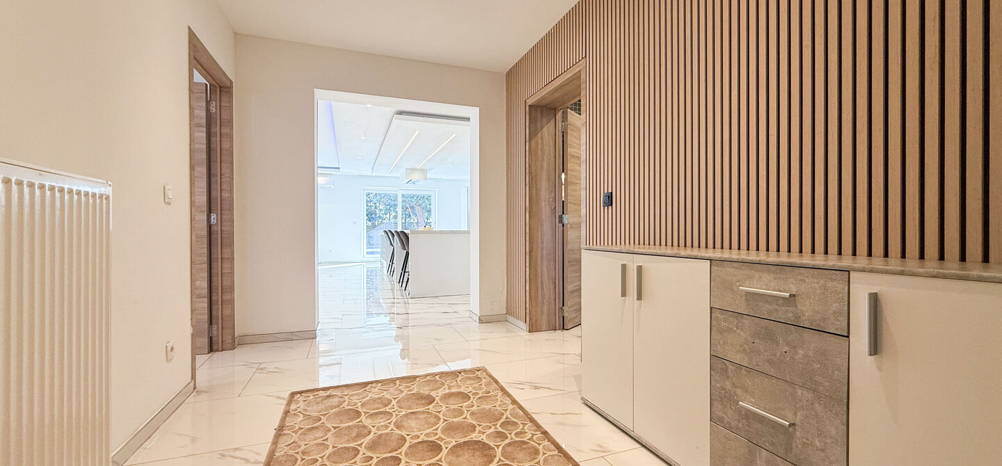 Bij ImmoFusion 7/7 “open huis”: klik op onze 3D-TOUR.
Ervaar vastgoed alsof je er zelf doorloopt!
Ontdek deze indrukwekkende open bebouwing in de Tervantstraat 198 te Paal, een woning die in 2025 een volledige transformatie kreeg en vandaag bijna als