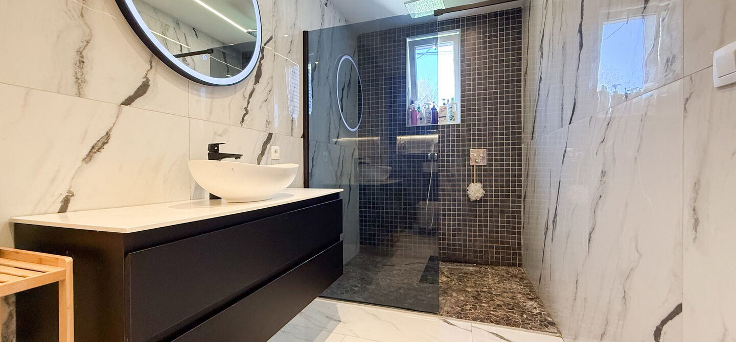 Bij ImmoFusion 7/7 “open huis”: klik op onze 3D-TOUR.
Ervaar vastgoed alsof je er zelf doorloopt!
Ontdek deze indrukwekkende open bebouwing in de Tervantstraat 198 te Paal, een woning die in 2025 een volledige transformatie kreeg en vandaag bijna als
