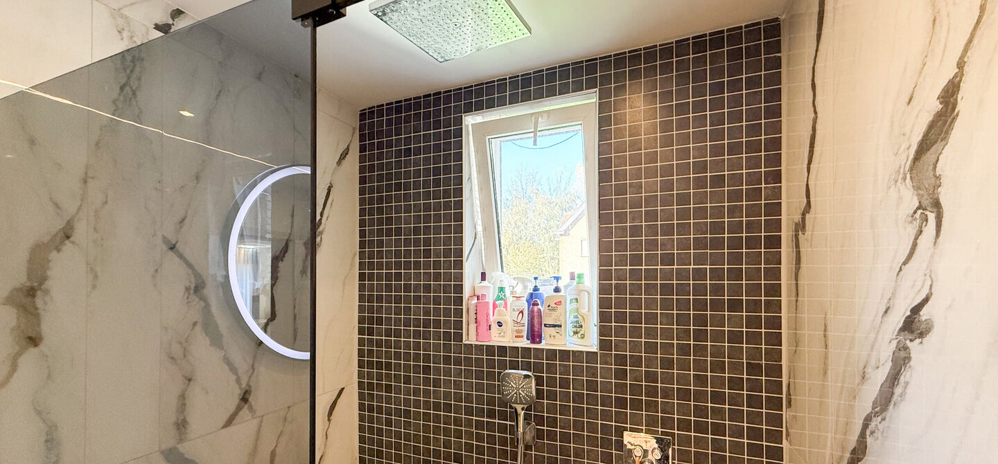 Bij ImmoFusion 7/7 “open huis”: klik op onze 3D-TOUR.
Ervaar vastgoed alsof je er zelf doorloopt!
Ontdek deze indrukwekkende open bebouwing in de Tervantstraat 198 te Paal, een woning die in 2025 een volledige transformatie kreeg en vandaag bijna als