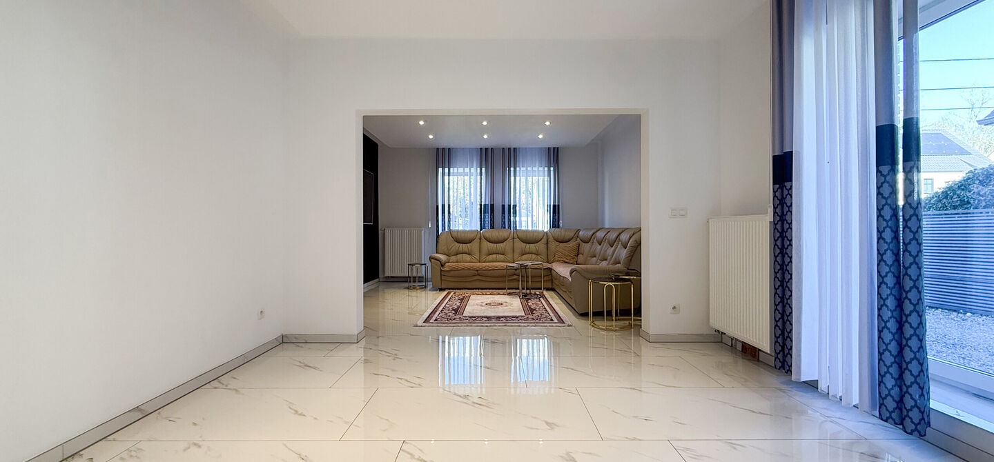 Bij ImmoFusion 7/7 “open huis”: klik op onze 3D-TOUR.
Ervaar vastgoed alsof je er zelf doorloopt!
Ontdek deze indrukwekkende open bebouwing in de Tervantstraat 198 te Paal, een woning die in 2025 een volledige transformatie kreeg en vandaag bijna als