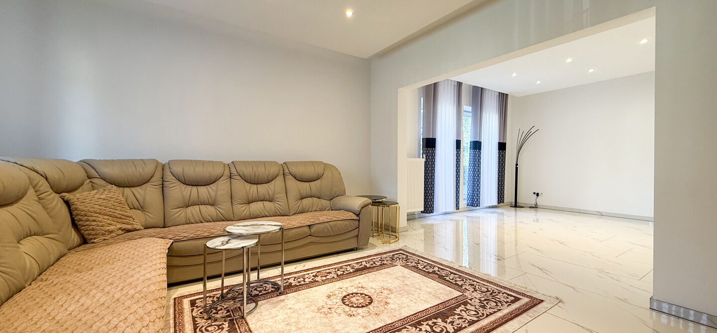 Bij ImmoFusion 7/7 “open huis”: klik op onze 3D-TOUR.
Ervaar vastgoed alsof je er zelf doorloopt!
Ontdek deze indrukwekkende open bebouwing in de Tervantstraat 198 te Paal, een woning die in 2025 een volledige transformatie kreeg en vandaag bijna als