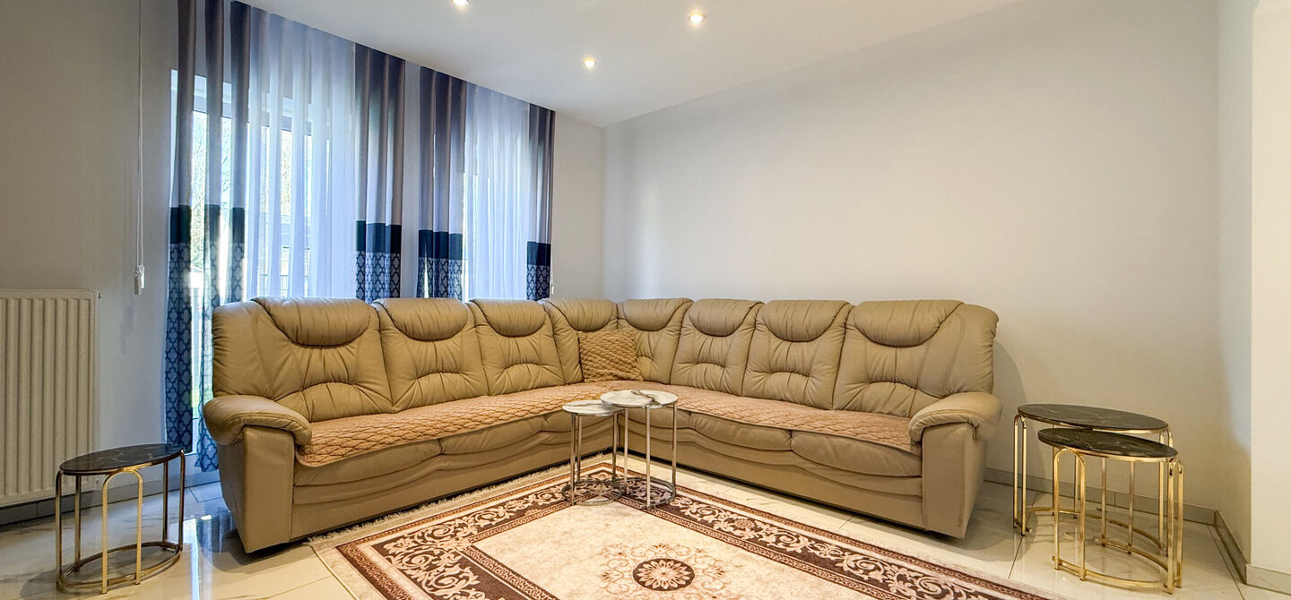 Bij ImmoFusion 7/7 “open huis”: klik op onze 3D-TOUR.
Ervaar vastgoed alsof je er zelf doorloopt!
Ontdek deze indrukwekkende open bebouwing in de Tervantstraat 198 te Paal, een woning die in 2025 een volledige transformatie kreeg en vandaag bijna als