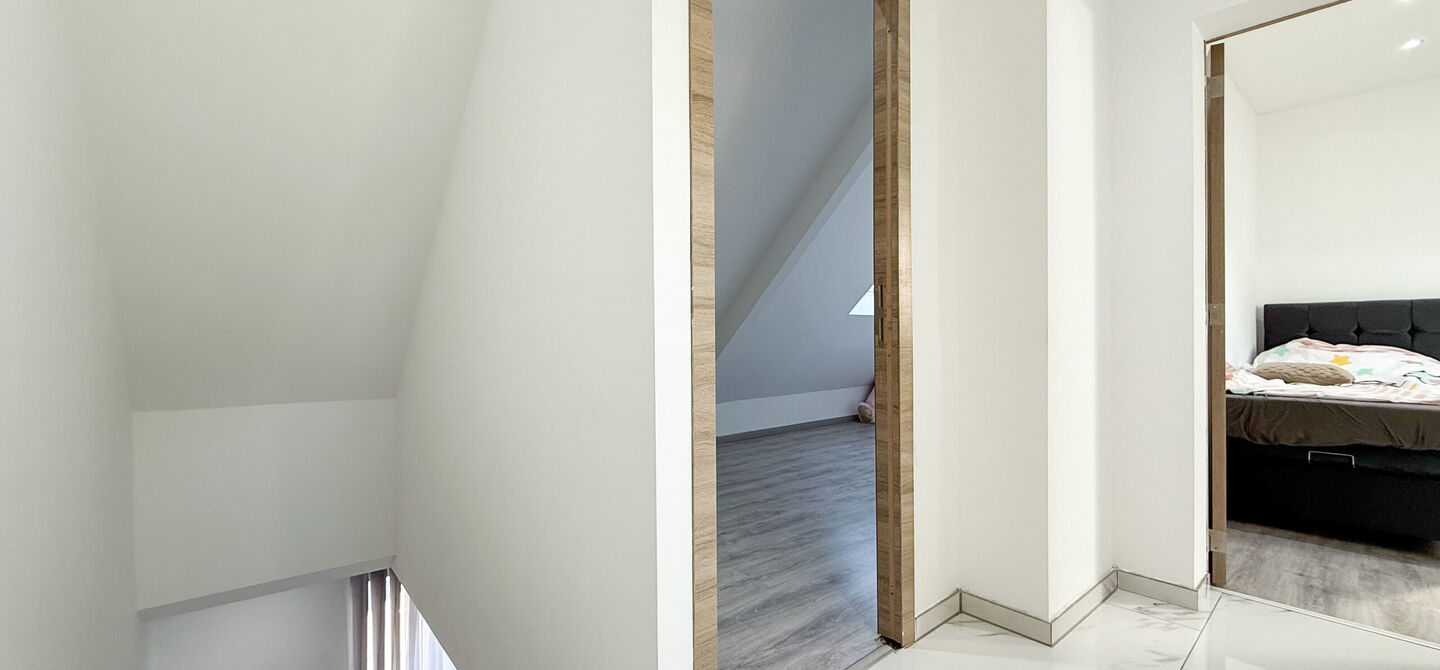Bij ImmoFusion 7/7 “open huis”: klik op onze 3D-TOUR.
Ervaar vastgoed alsof je er zelf doorloopt!
Ontdek deze indrukwekkende open bebouwing in de Tervantstraat 198 te Paal, een woning die in 2025 een volledige transformatie kreeg en vandaag bijna als