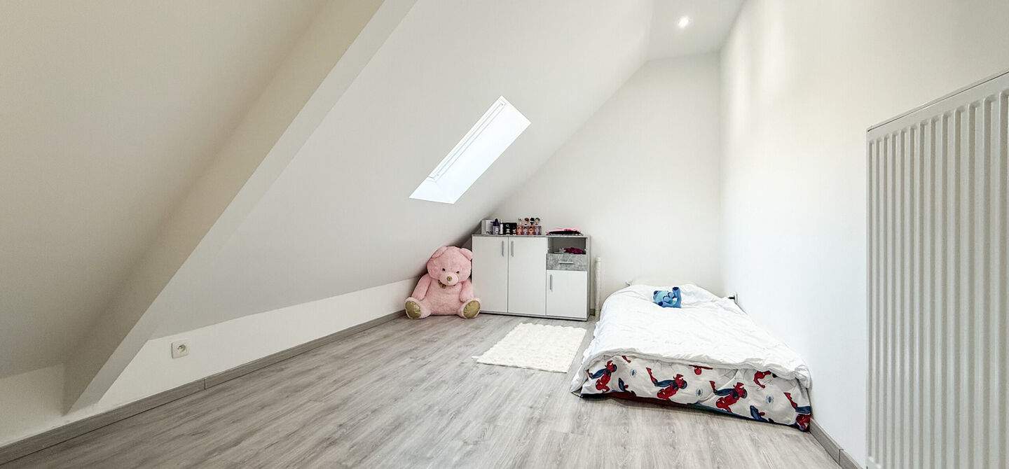 Bij ImmoFusion 7/7 “open huis”: klik op onze 3D-TOUR.
Ervaar vastgoed alsof je er zelf doorloopt!
Ontdek deze indrukwekkende open bebouwing in de Tervantstraat 198 te Paal, een woning die in 2025 een volledige transformatie kreeg en vandaag bijna als