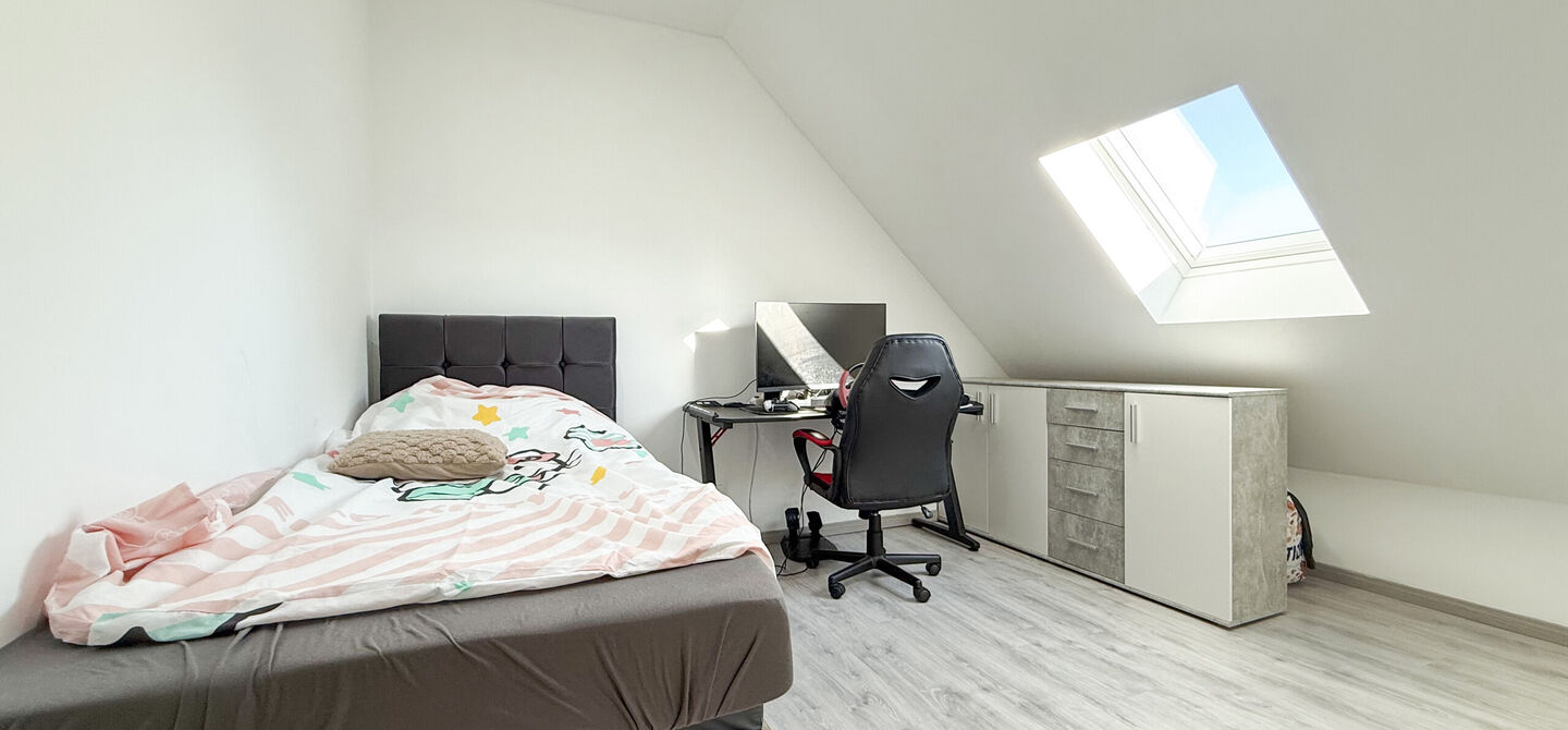 Bij ImmoFusion 7/7 “open huis”: klik op onze 3D-TOUR.
Ervaar vastgoed alsof je er zelf doorloopt!
Ontdek deze indrukwekkende open bebouwing in de Tervantstraat 198 te Paal, een woning die in 2025 een volledige transformatie kreeg en vandaag bijna als