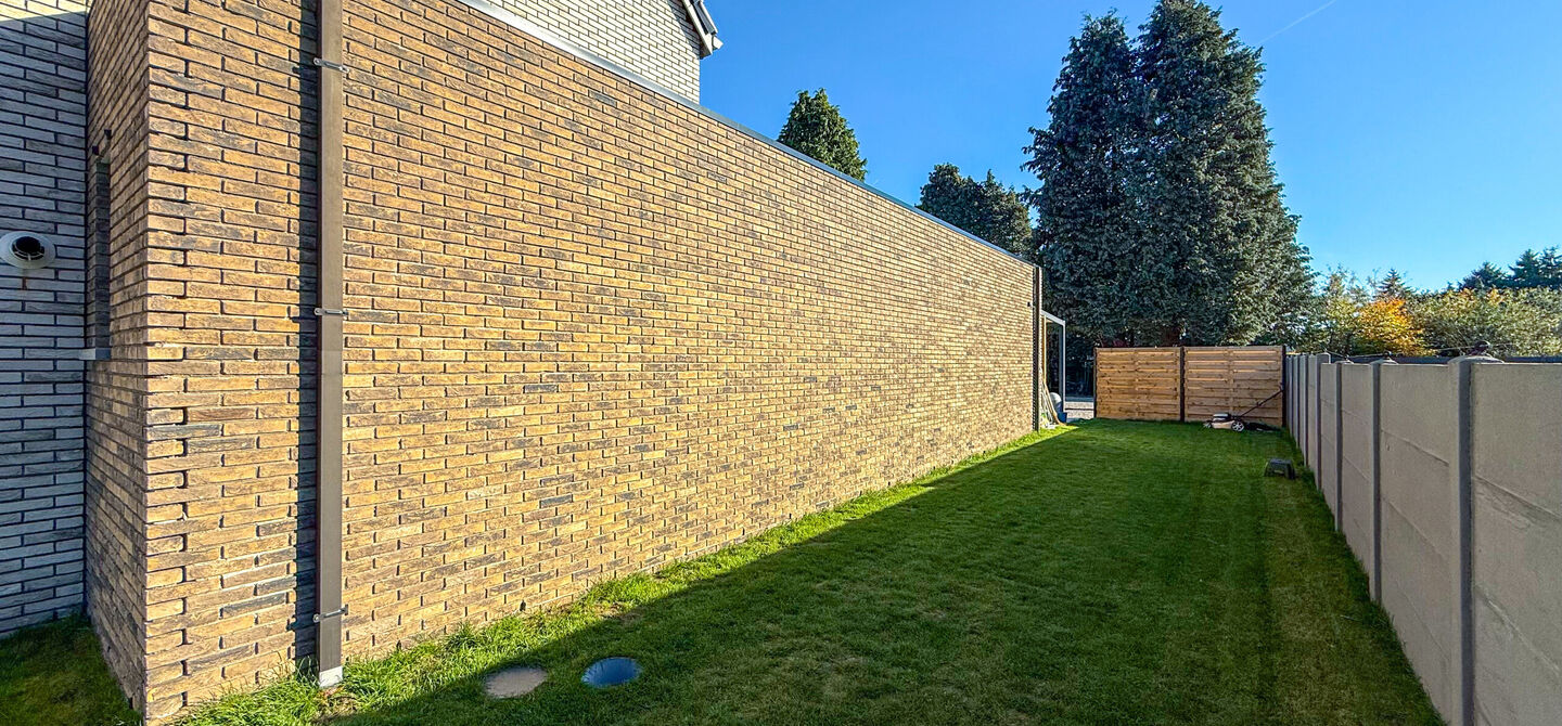 Bij ImmoFusion 7/7 “open huis”: klik op onze 3D-TOUR.
Ervaar vastgoed alsof je er zelf doorloopt!
Ontdek deze indrukwekkende open bebouwing in de Tervantstraat 198 te Paal, een woning die in 2025 een volledige transformatie kreeg en vandaag bijna als