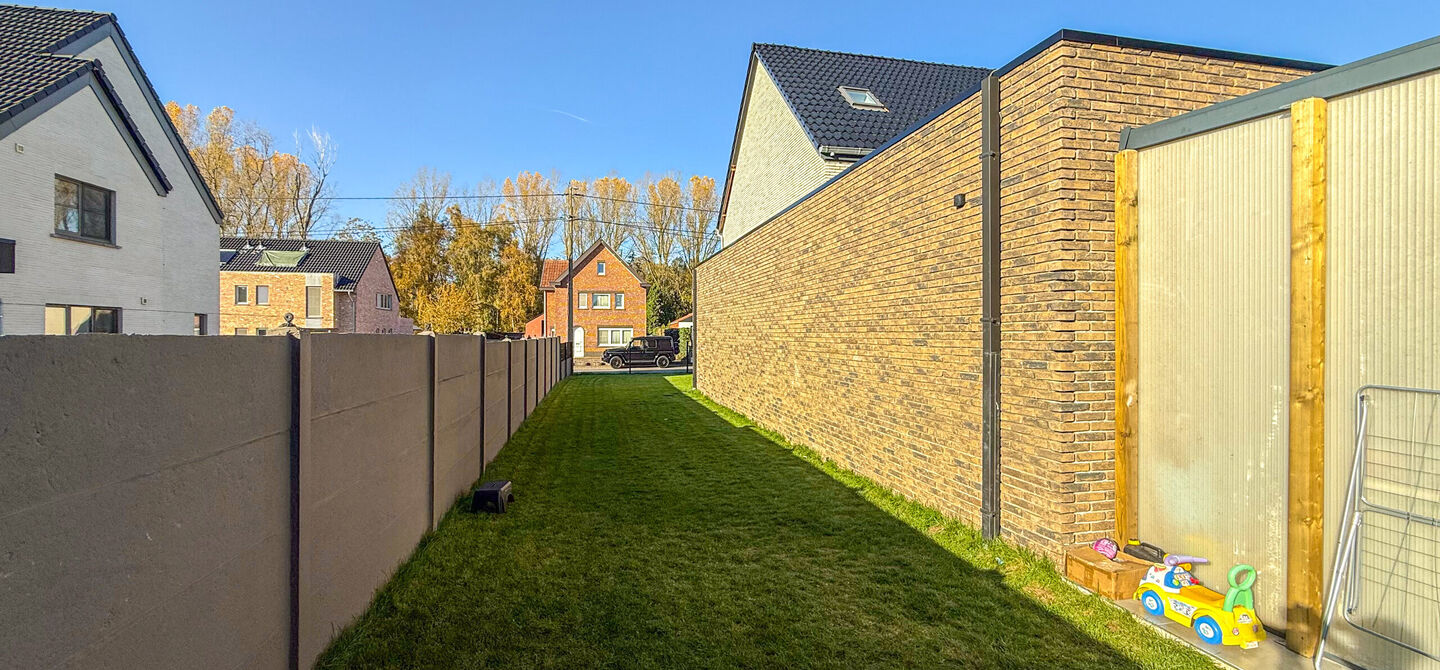 Bij ImmoFusion 7/7 “open huis”: klik op onze 3D-TOUR.
Ervaar vastgoed alsof je er zelf doorloopt!
Ontdek deze indrukwekkende open bebouwing in de Tervantstraat 198 te Paal, een woning die in 2025 een volledige transformatie kreeg en vandaag bijna als