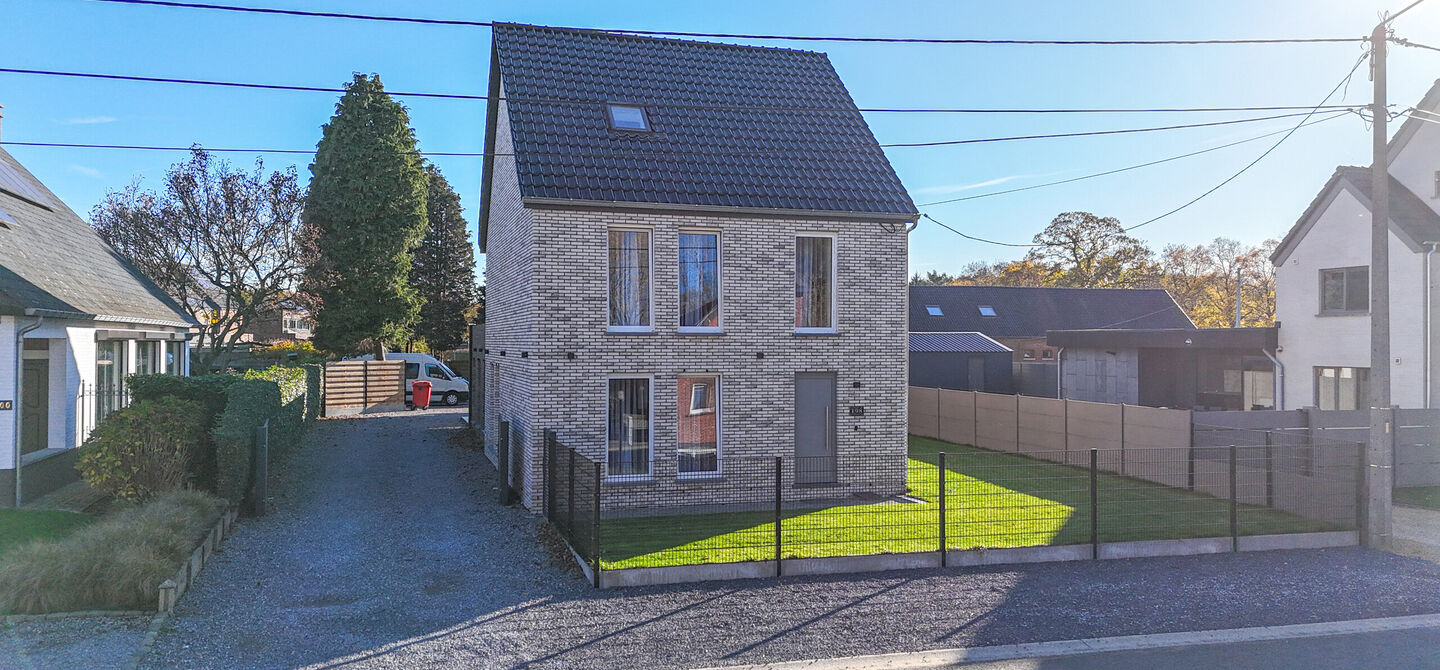 Bij ImmoFusion 7/7 “open huis”: klik op onze 3D-TOUR.
Ervaar vastgoed alsof je er zelf doorloopt!
Ontdek deze indrukwekkende open bebouwing in de Tervantstraat 198 te Paal, een woning die in 2025 een volledige transformatie kreeg en vandaag bijna als