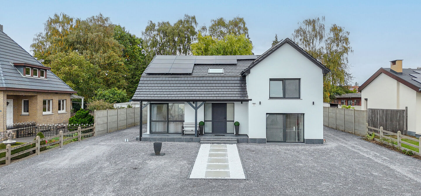 Bij ImmoFusion 7/7 &ldquo;open huis&rdquo; : klik op onze 3D-TOUR.

Ervaar vastgoed alsof je er zelf doorloopt!



Stap binnen in deze prachtig gerenoveerde woning uit 2024, gelegen in een rustige doodlopende straat langs het kanaal van Beringen. Met een bewoonba