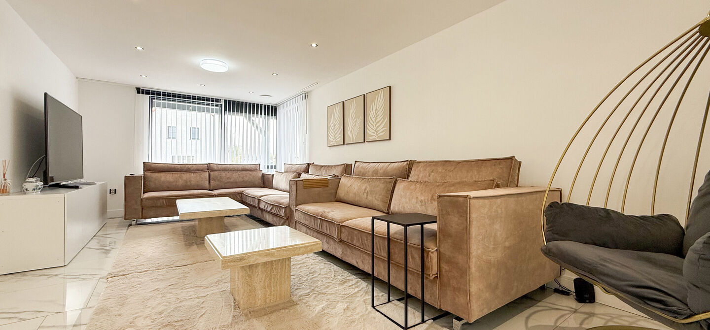 Bij ImmoFusion 7/7 &ldquo;open huis&rdquo; : klik op onze 3D-TOUR.

Ervaar vastgoed alsof je er zelf doorloopt!



Stap binnen in deze prachtig gerenoveerde woning uit 2024, gelegen in een rustige doodlopende straat langs het kanaal van Beringen. Met een bewoonba