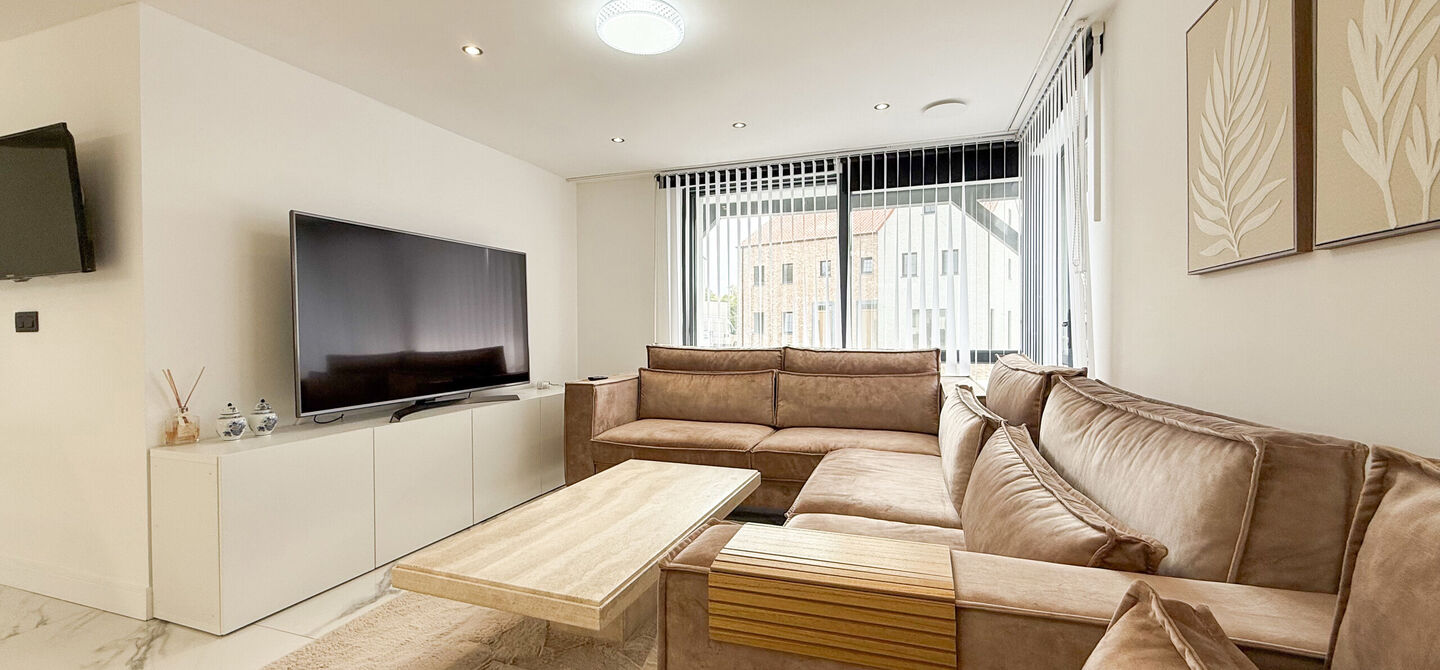 Bij ImmoFusion 7/7 &ldquo;open huis&rdquo; : klik op onze 3D-TOUR.

Ervaar vastgoed alsof je er zelf doorloopt!



Stap binnen in deze prachtig gerenoveerde woning uit 2024, gelegen in een rustige doodlopende straat langs het kanaal van Beringen. Met een bewoonba