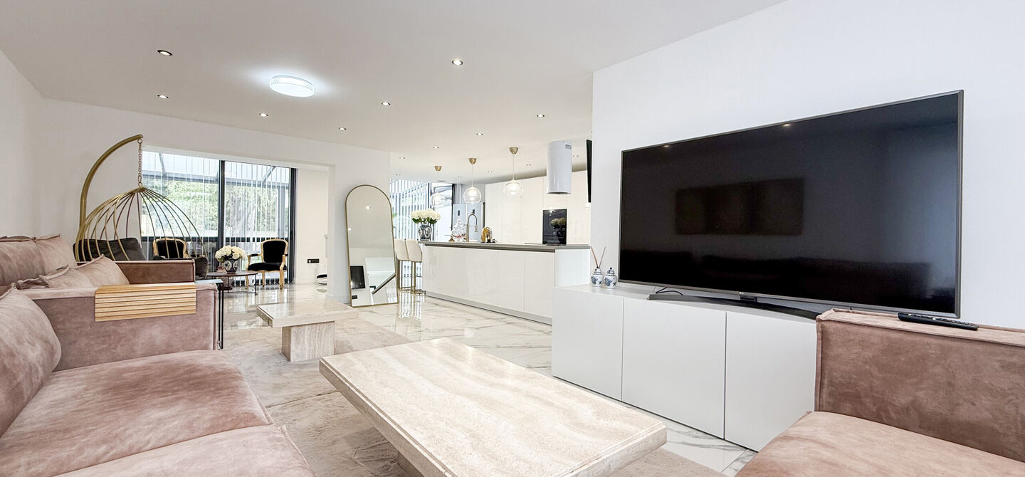 Bij ImmoFusion 7/7 &ldquo;open huis&rdquo; : klik op onze 3D-TOUR.

Ervaar vastgoed alsof je er zelf doorloopt!



Stap binnen in deze prachtig gerenoveerde woning uit 2024, gelegen in een rustige doodlopende straat langs het kanaal van Beringen. Met een bewoonba