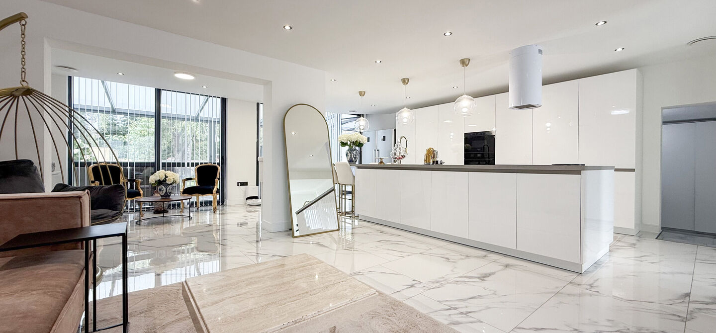 Bij ImmoFusion 7/7 &ldquo;open huis&rdquo; : klik op onze 3D-TOUR.

Ervaar vastgoed alsof je er zelf doorloopt!



Stap binnen in deze prachtig gerenoveerde woning uit 2024, gelegen in een rustige doodlopende straat langs het kanaal van Beringen. Met een bewoonba