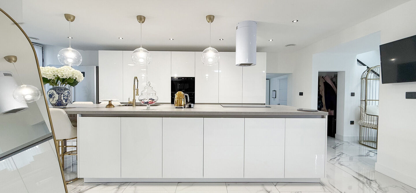 Bij ImmoFusion 7/7 &ldquo;open huis&rdquo; : klik op onze 3D-TOUR.

Ervaar vastgoed alsof je er zelf doorloopt!



Stap binnen in deze prachtig gerenoveerde woning uit 2024, gelegen in een rustige doodlopende straat langs het kanaal van Beringen. Met een bewoonba