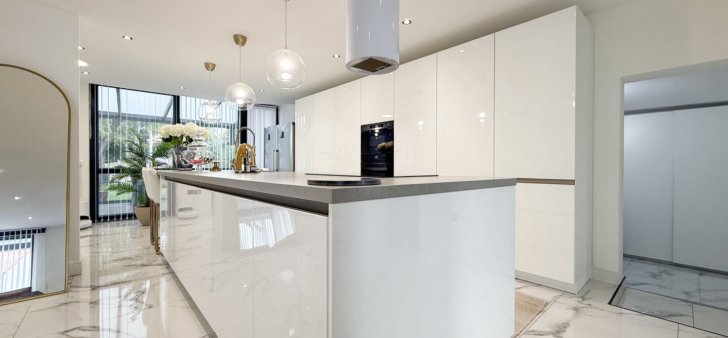 Bij ImmoFusion 7/7 &ldquo;open huis&rdquo; : klik op onze 3D-TOUR.

Ervaar vastgoed alsof je er zelf doorloopt!



Stap binnen in deze prachtig gerenoveerde woning uit 2024, gelegen in een rustige doodlopende straat langs het kanaal van Beringen. Met een bewoonba