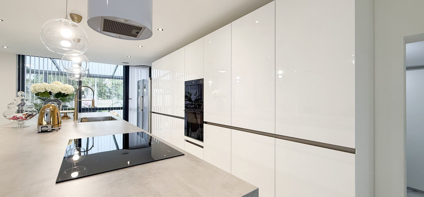 Bij ImmoFusion 7/7 &ldquo;open huis&rdquo; : klik op onze 3D-TOUR.

Ervaar vastgoed alsof je er zelf doorloopt!



Stap binnen in deze prachtig gerenoveerde woning uit 2024, gelegen in een rustige doodlopende straat langs het kanaal van Beringen. Met een bewoonba