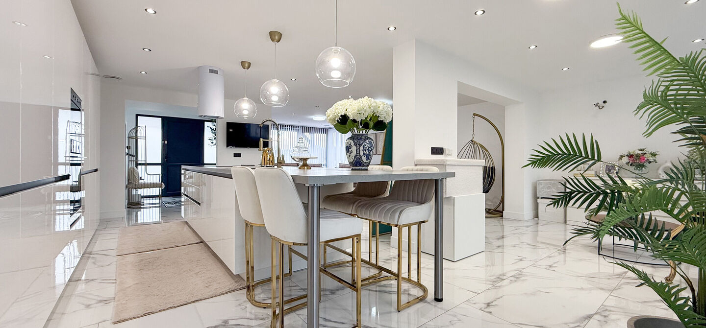 Bij ImmoFusion 7/7 &ldquo;open huis&rdquo; : klik op onze 3D-TOUR.

Ervaar vastgoed alsof je er zelf doorloopt!



Stap binnen in deze prachtig gerenoveerde woning uit 2024, gelegen in een rustige doodlopende straat langs het kanaal van Beringen. Met een bewoonba