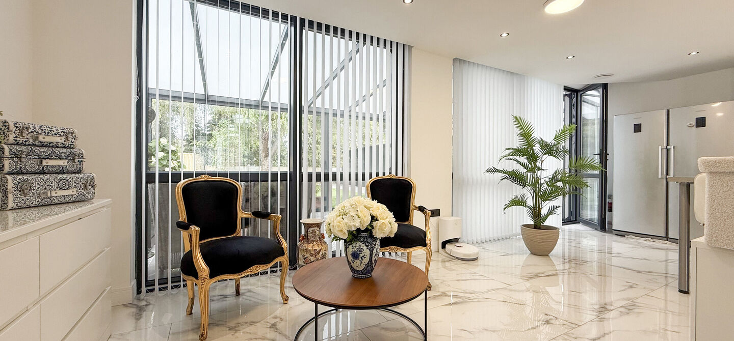 Bij ImmoFusion 7/7 &ldquo;open huis&rdquo; : klik op onze 3D-TOUR.

Ervaar vastgoed alsof je er zelf doorloopt!



Stap binnen in deze prachtig gerenoveerde woning uit 2024, gelegen in een rustige doodlopende straat langs het kanaal van Beringen. Met een bewoonba