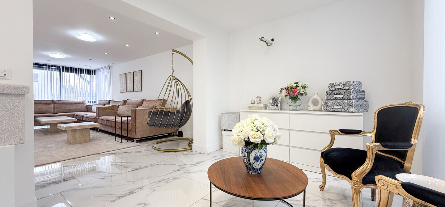 Bij ImmoFusion 7/7 &ldquo;open huis&rdquo; : klik op onze 3D-TOUR.

Ervaar vastgoed alsof je er zelf doorloopt!



Stap binnen in deze prachtig gerenoveerde woning uit 2024, gelegen in een rustige doodlopende straat langs het kanaal van Beringen. Met een bewoonba