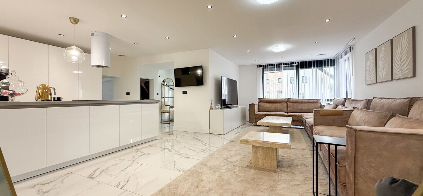 Bij ImmoFusion 7/7 &ldquo;open huis&rdquo; : klik op onze 3D-TOUR.

Ervaar vastgoed alsof je er zelf doorloopt!



Stap binnen in deze prachtig gerenoveerde woning uit 2024, gelegen in een rustige doodlopende straat langs het kanaal van Beringen. Met een bewoonba