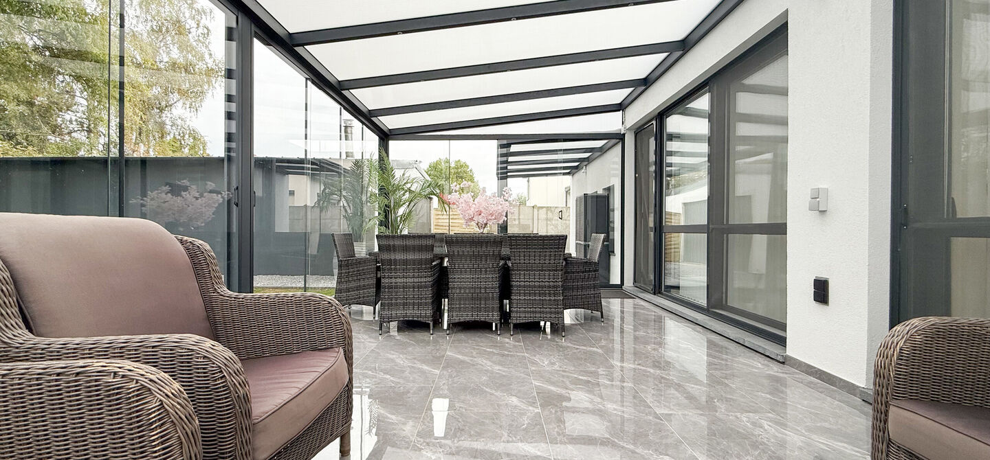 Bij ImmoFusion 7/7 &ldquo;open huis&rdquo; : klik op onze 3D-TOUR.

Ervaar vastgoed alsof je er zelf doorloopt!



Stap binnen in deze prachtig gerenoveerde woning uit 2024, gelegen in een rustige doodlopende straat langs het kanaal van Beringen. Met een bewoonba