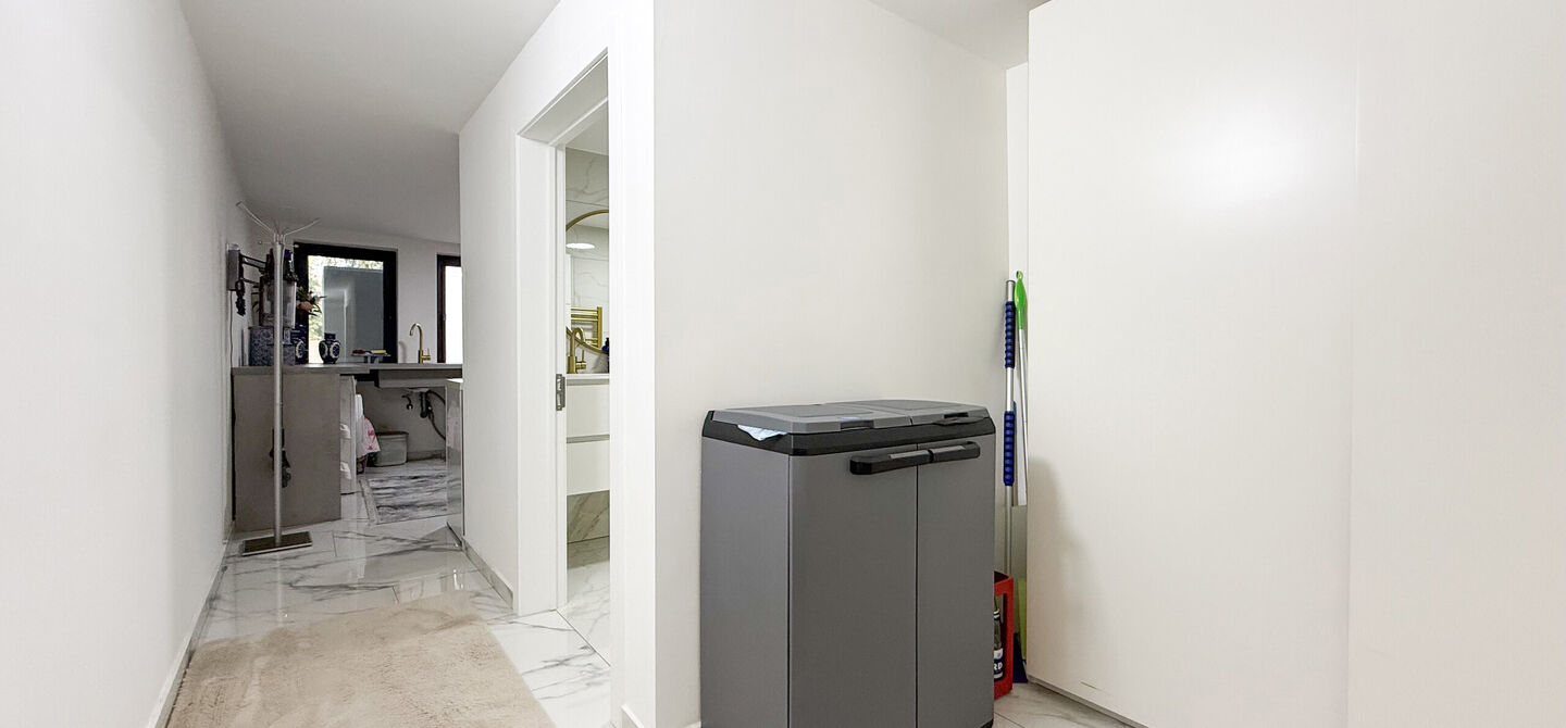 Bij ImmoFusion 7/7 &ldquo;open huis&rdquo; : klik op onze 3D-TOUR.

Ervaar vastgoed alsof je er zelf doorloopt!



Stap binnen in deze prachtig gerenoveerde woning uit 2024, gelegen in een rustige doodlopende straat langs het kanaal van Beringen. Met een bewoonba