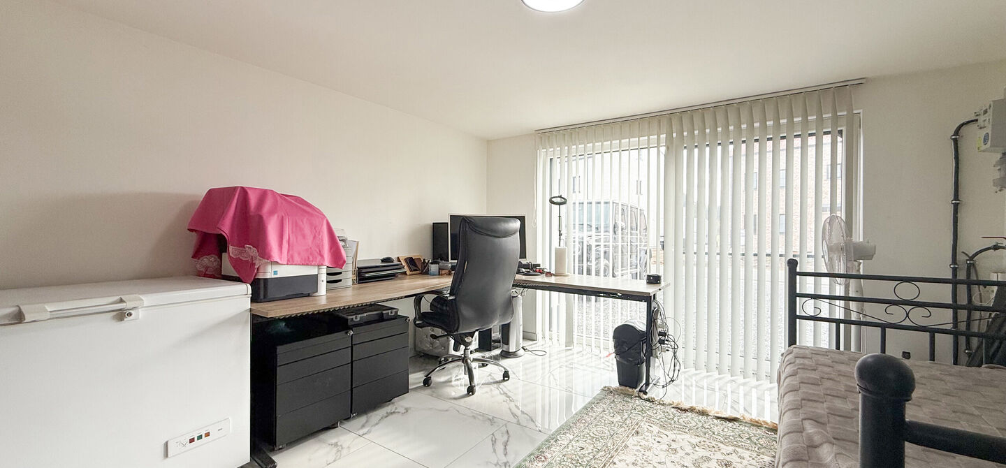 Bij ImmoFusion 7/7 &ldquo;open huis&rdquo; : klik op onze 3D-TOUR.

Ervaar vastgoed alsof je er zelf doorloopt!



Stap binnen in deze prachtig gerenoveerde woning uit 2024, gelegen in een rustige doodlopende straat langs het kanaal van Beringen. Met een bewoonba