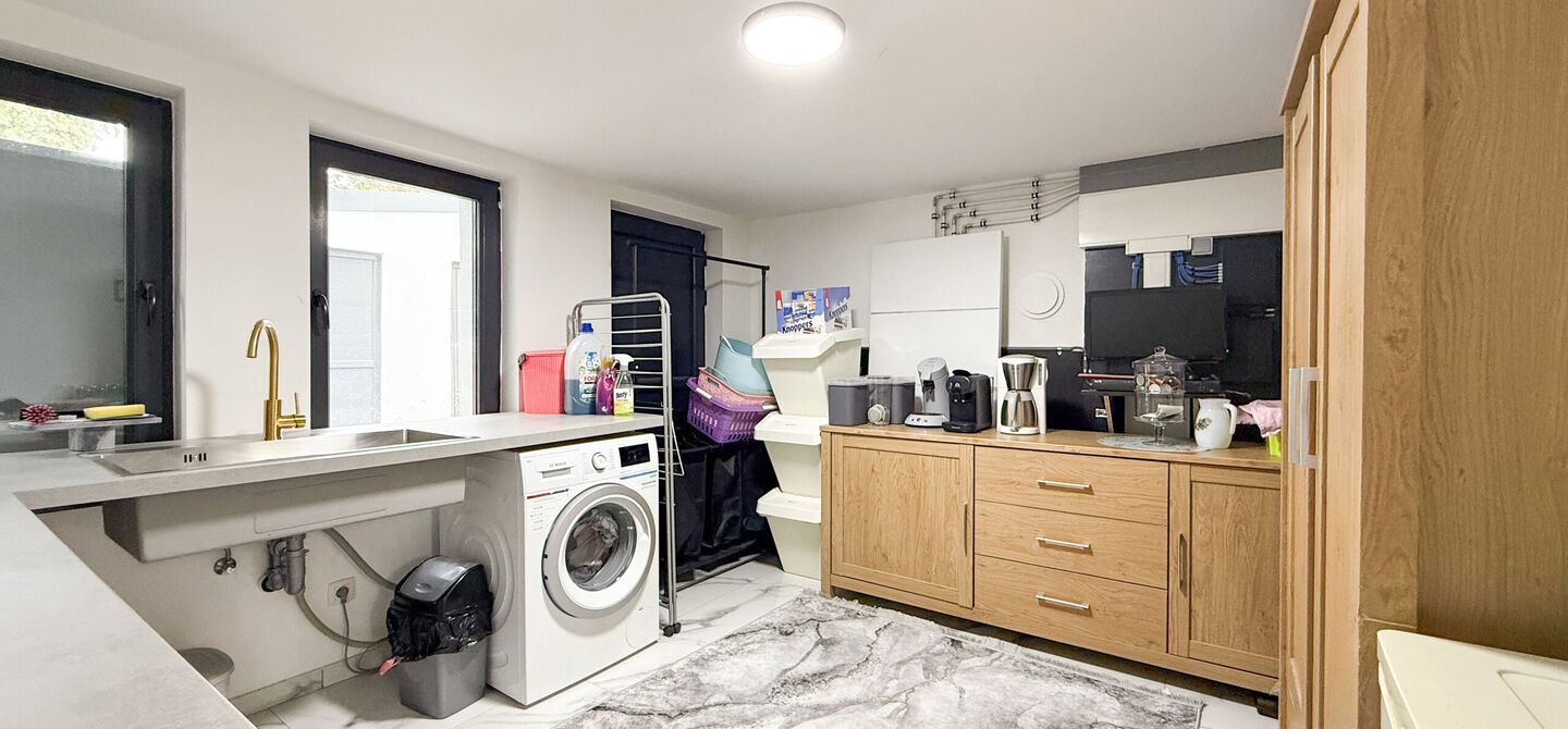 Bij ImmoFusion 7/7 &ldquo;open huis&rdquo; : klik op onze 3D-TOUR.

Ervaar vastgoed alsof je er zelf doorloopt!



Stap binnen in deze prachtig gerenoveerde woning uit 2024, gelegen in een rustige doodlopende straat langs het kanaal van Beringen. Met een bewoonba