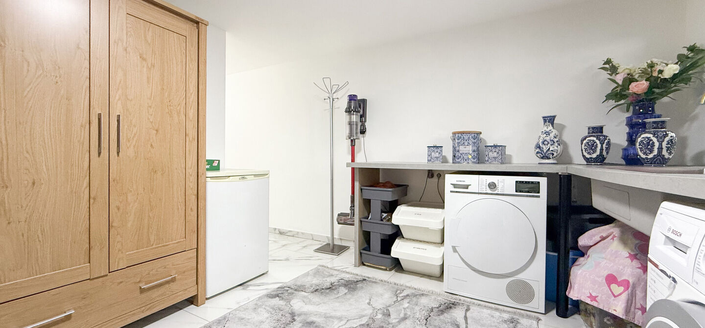 Bij ImmoFusion 7/7 &ldquo;open huis&rdquo; : klik op onze 3D-TOUR.

Ervaar vastgoed alsof je er zelf doorloopt!



Stap binnen in deze prachtig gerenoveerde woning uit 2024, gelegen in een rustige doodlopende straat langs het kanaal van Beringen. Met een bewoonba