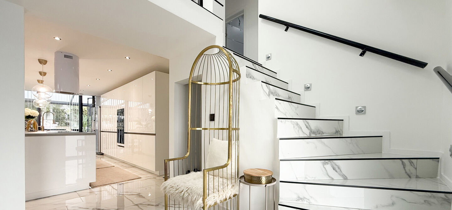 Bij ImmoFusion 7/7 &ldquo;open huis&rdquo; : klik op onze 3D-TOUR.

Ervaar vastgoed alsof je er zelf doorloopt!



Stap binnen in deze prachtig gerenoveerde woning uit 2024, gelegen in een rustige doodlopende straat langs het kanaal van Beringen. Met een bewoonba