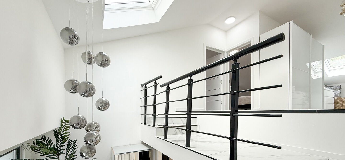 Bij ImmoFusion 7/7 &ldquo;open huis&rdquo; : klik op onze 3D-TOUR.

Ervaar vastgoed alsof je er zelf doorloopt!



Stap binnen in deze prachtig gerenoveerde woning uit 2024, gelegen in een rustige doodlopende straat langs het kanaal van Beringen. Met een bewoonba