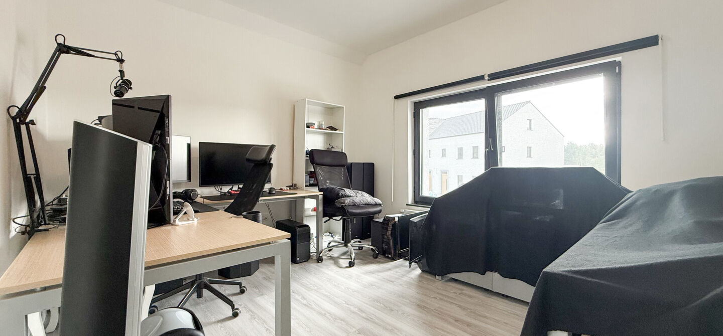 Bij ImmoFusion 7/7 &ldquo;open huis&rdquo; : klik op onze 3D-TOUR.

Ervaar vastgoed alsof je er zelf doorloopt!



Stap binnen in deze prachtig gerenoveerde woning uit 2024, gelegen in een rustige doodlopende straat langs het kanaal van Beringen. Met een bewoonba