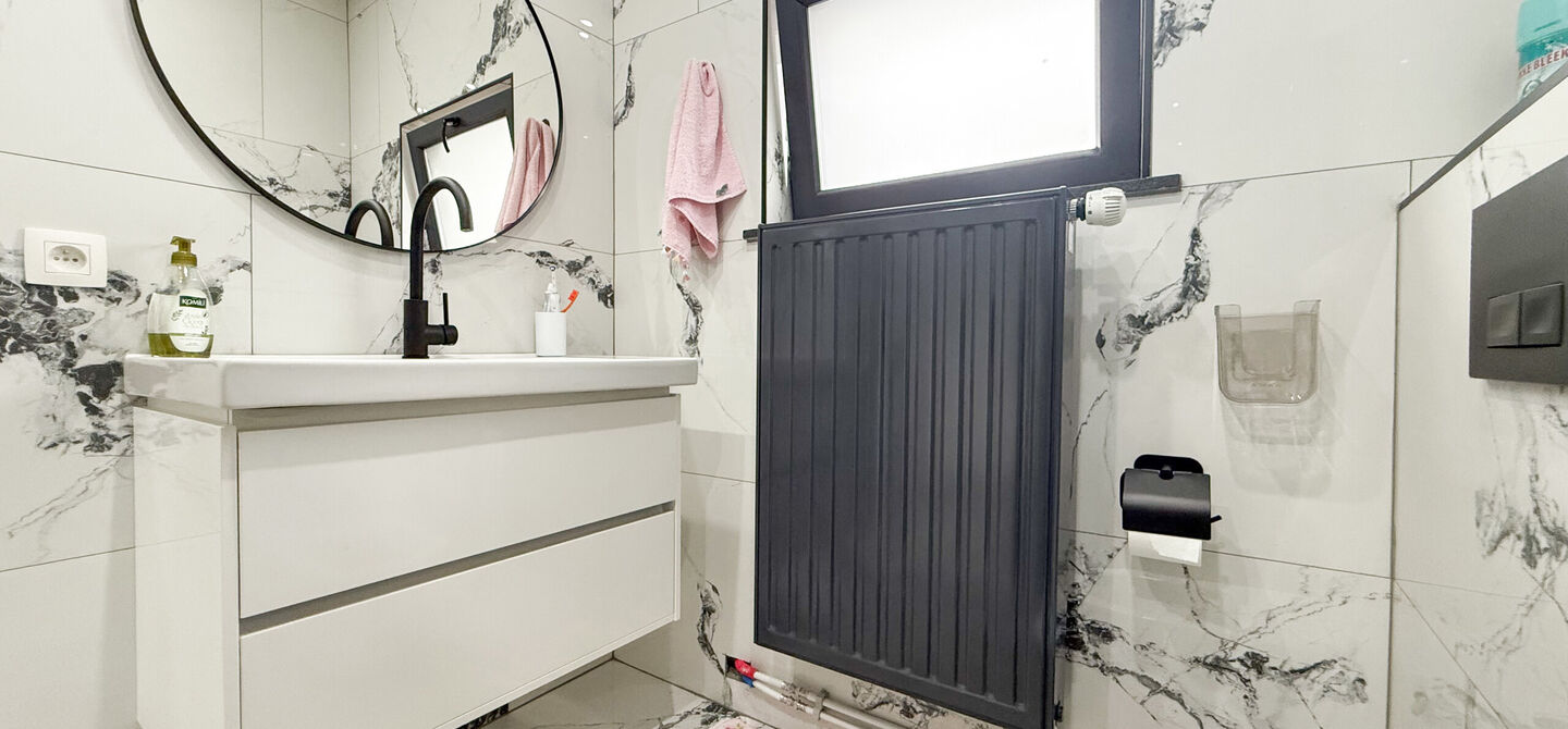 Bij ImmoFusion 7/7 &ldquo;open huis&rdquo; : klik op onze 3D-TOUR.

Ervaar vastgoed alsof je er zelf doorloopt!



Stap binnen in deze prachtig gerenoveerde woning uit 2024, gelegen in een rustige doodlopende straat langs het kanaal van Beringen. Met een bewoonba