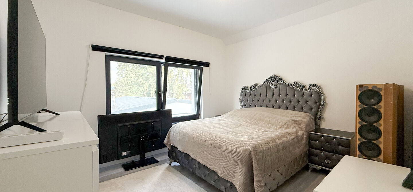 Bij ImmoFusion 7/7 &ldquo;open huis&rdquo; : klik op onze 3D-TOUR.

Ervaar vastgoed alsof je er zelf doorloopt!



Stap binnen in deze prachtig gerenoveerde woning uit 2024, gelegen in een rustige doodlopende straat langs het kanaal van Beringen. Met een bewoonba