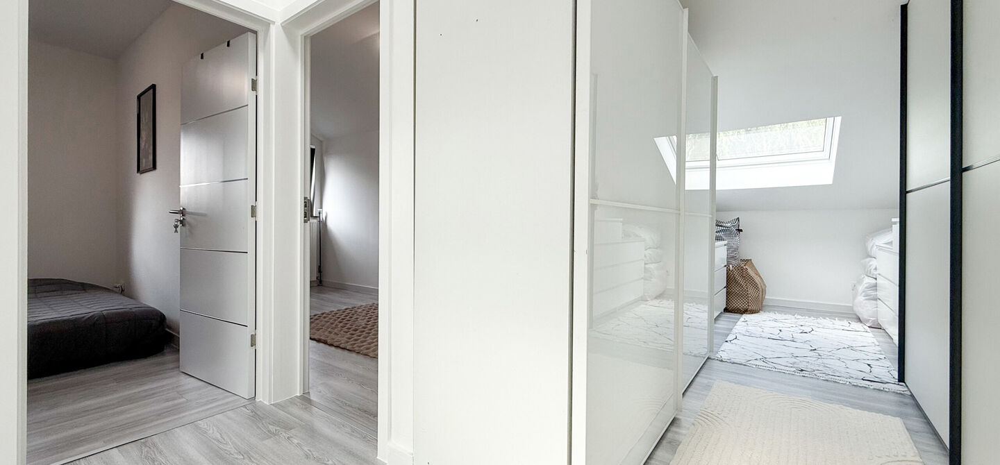 Bij ImmoFusion 7/7 &ldquo;open huis&rdquo; : klik op onze 3D-TOUR.

Ervaar vastgoed alsof je er zelf doorloopt!



Stap binnen in deze prachtig gerenoveerde woning uit 2024, gelegen in een rustige doodlopende straat langs het kanaal van Beringen. Met een bewoonba